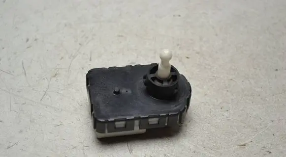 Toyota Avensis T270 Headlight level adjustment motor 