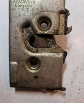 Volkswagen PASSAT B3 Rear door lock 357839015B