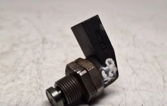 BMW 5 E60 E61 Fuel pressure sensor 0281002497 13537787167