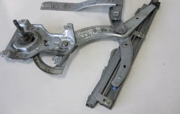 Volkswagen PASSAT B3 Front door manual window regulator 