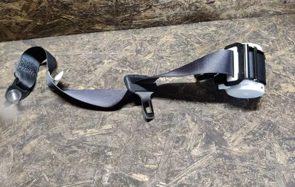 Infiniti Q70 Y51 Rear seatbelt 1051857