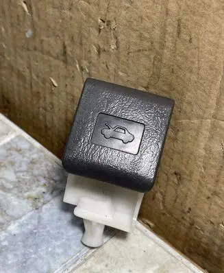 Engine bonnet (hood) release handle