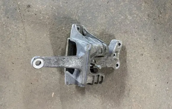 Hyundai i30 Engine mount bracket 21810G4000