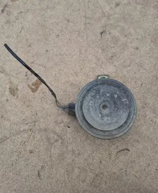 Volkswagen PASSAT B4 Horn signal A28657625 357951113A