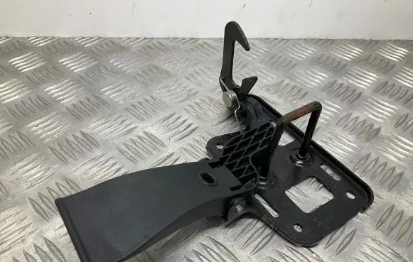 Audi A4 S4 B8 8K Engine bonnet/hood lock/latch loop/hook 8T0823480