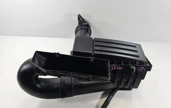 Audi Q3 8U Air filter box 8U012918B