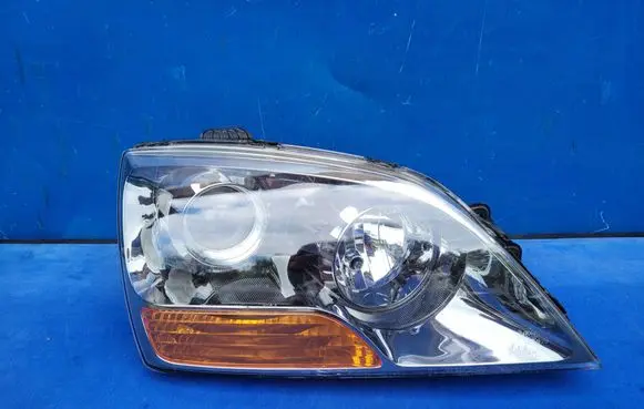 KIA Sorento Headlight/headlamp 921023E5