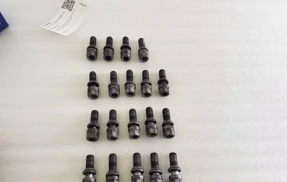 Opel Vivaro Nuts/bolts 