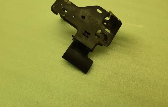 Volkswagen Touareg I Engine bonnet (hood) release handle 6Q0823480B