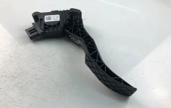Volkswagen PASSAT B8 Accelerator throttle pedal bracket 5Q1723503H