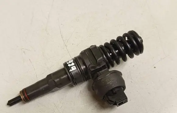 Volkswagen PASSAT B6 Fuel injector 038130073AG 0414720215