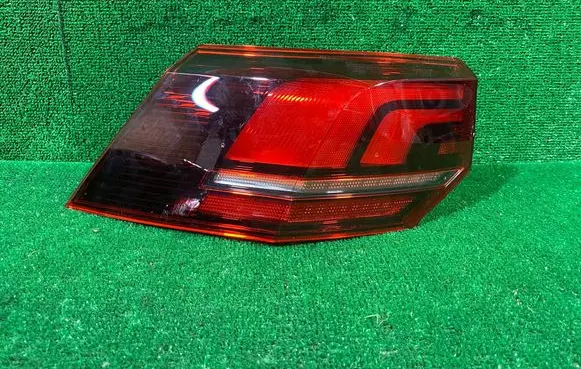 Volkswagen Golf VIII Tailgate rear/tail lights 5H0945095E