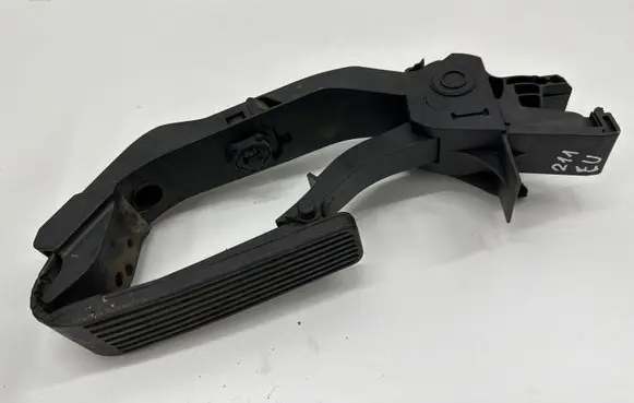 Mercedes-Benz E W211 Accelerator throttle pedal A2113000604