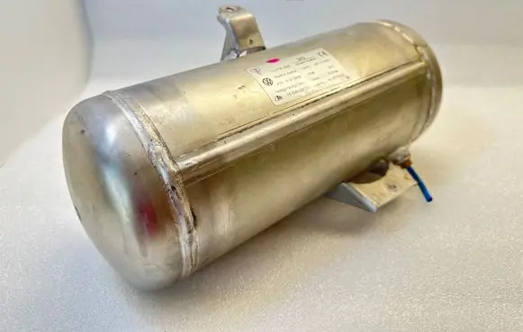 Volkswagen Touareg I Air suspension tank/reservoir 7L0616202A 15158000132 8770331