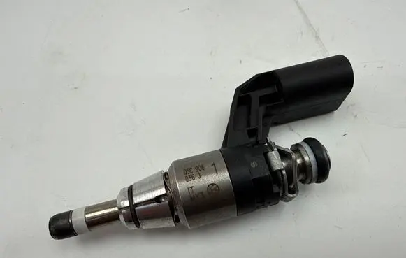 Volkswagen PASSAT B7 Fuel injector 03C906036J