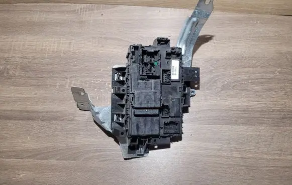 Ford Explorer Fuse module FR3T15604