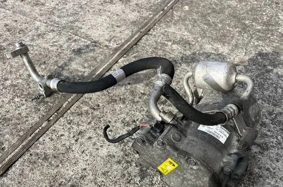 Mercedes-Benz C AMG W205 Air conditioning (A/C) compressor (pump) A0008302800 0008302800