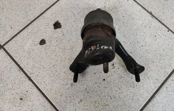 Toyota Sienna XL30 III Engine mount bracket