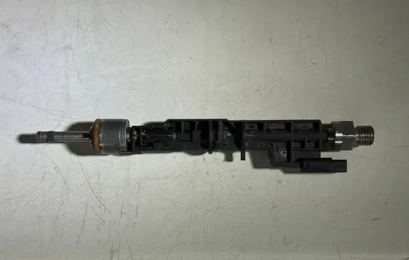 BMW M5 F90 Fuel injector 7852362