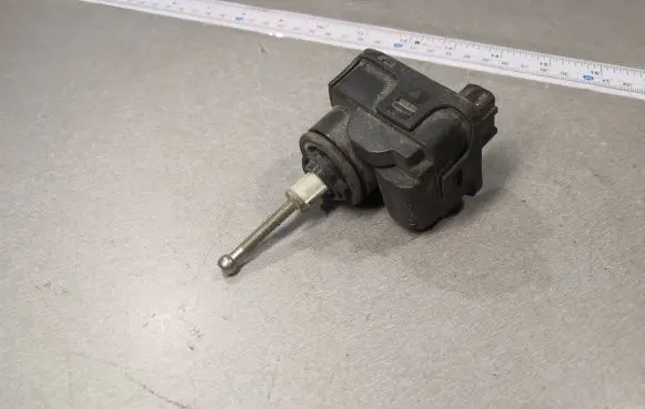 Headlight level adjustment motor