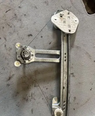 Dacia Logan I Rear door manual window regulator 