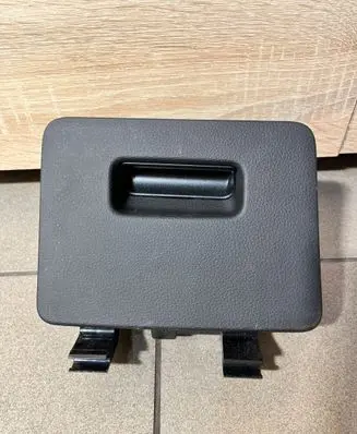 Audi Q3 F3 Glove box braknumeruczci