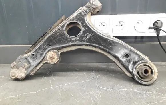 Volkswagen PASSAT B4 Front control arm 357407158