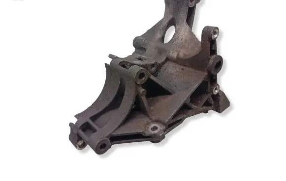 Volkswagen PASSAT B5 Generator/alternator bracket 028903143AB