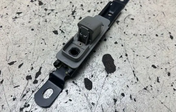 Nissan X-Trail T30 Seat belt adjustment rail 6488
