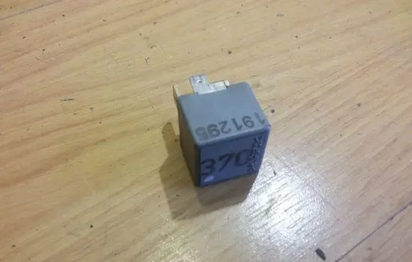 Volkswagen PASSAT B5 Other relay 8D0951253 370