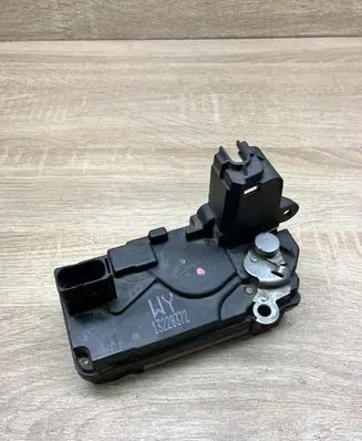 Opel Astra H Front door lock 13220372