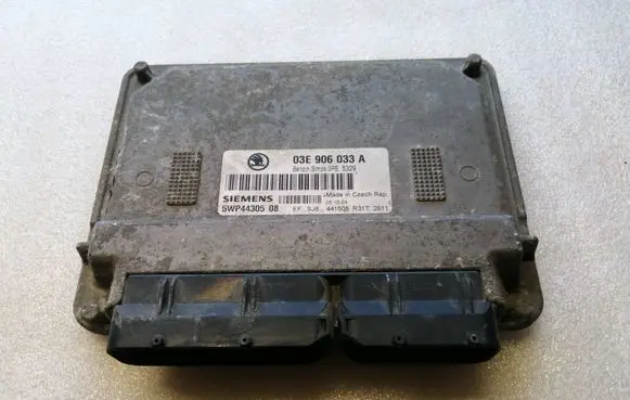 Skoda Fabia Mk1 (6Y) Engine control unit/module 03E906033A 3PE5329 5WP4430508