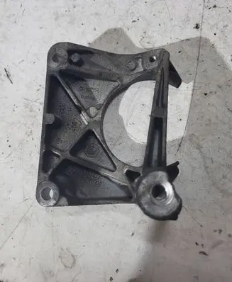 BMW 5 E60 E61 Engine mounting bracket 6761117
