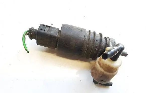 Volkswagen PASSAT B5 Windscreen/windshield washer pump 1j0973722
