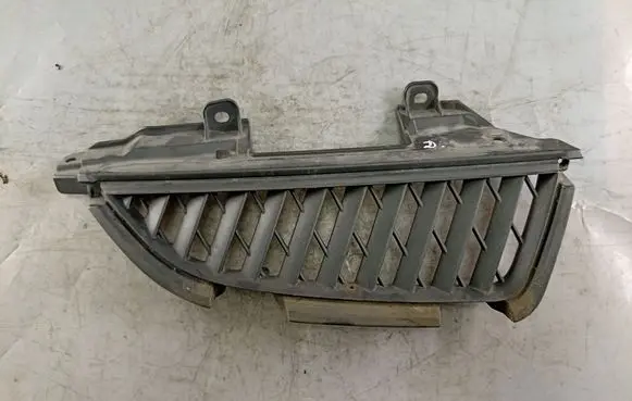 Mitsubishi Grandis Front bumper upper radiator grill MN145456