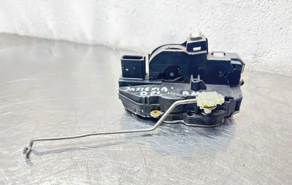 Opel Insignia A Front door lock 3023880 09J131
