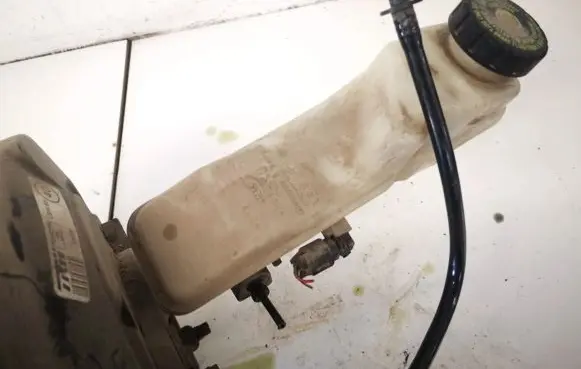 Brake fluid reservoir