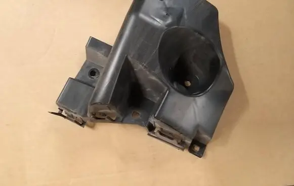 Rear bumper mounting bracket