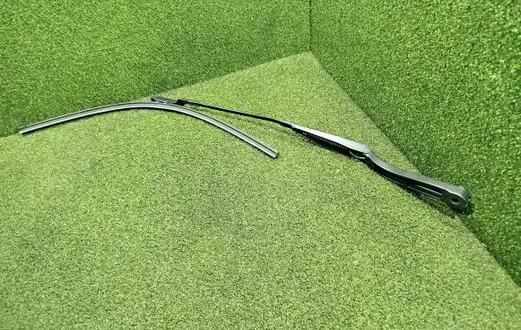 Front wiper blade arm