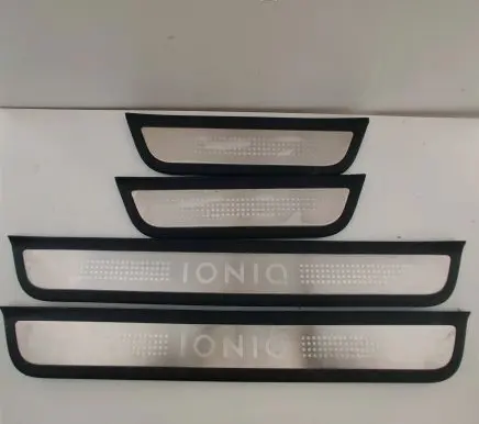 Side skirt front trim