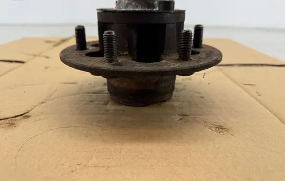 Opel Frontera B Front wheel hub