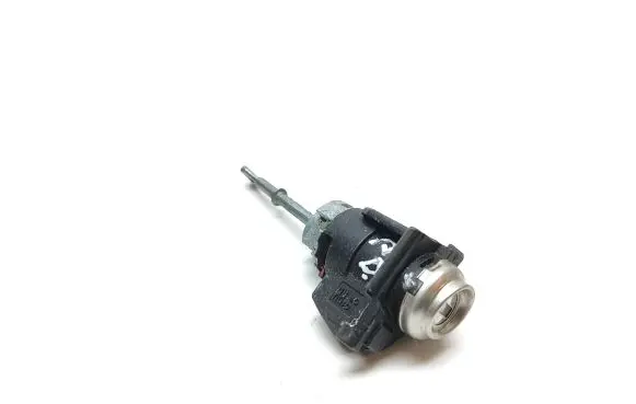 Hyundai Tucson TL Front door lock (next to the handle) 