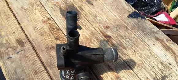 Volkswagen PASSAT B3 Thermostat/thermostat housing 030121117N