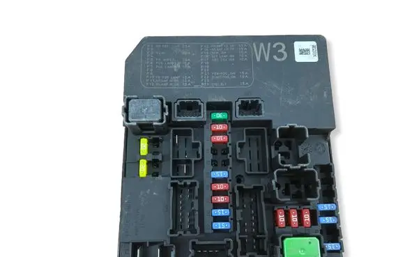 Nissan Leaf I (ZE0) Fuse module 284B73NE3A 3451025385 15HJAN2715