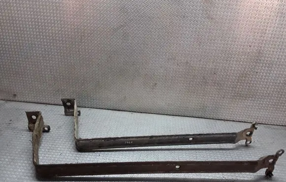 Fuel tank mounting bracket