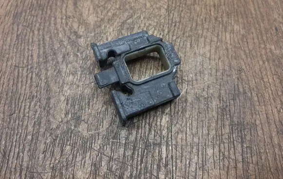BMW 1 F40 Radiator mount bracket 8617884