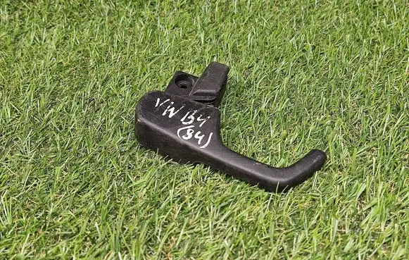 Volkswagen PASSAT B4 Engine bonnet (hood) release handle 3A1823533