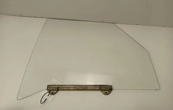 Mercedes-Benz COMPAKT W115 Front door window glass four-door