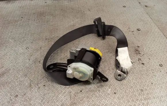 Lexus IS 220D-250-350 Rear seatbelt