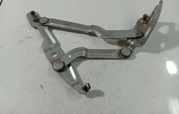 Audi A4 S4 B5 8D Tailgate/trunk/boot hinge 8D5827301C